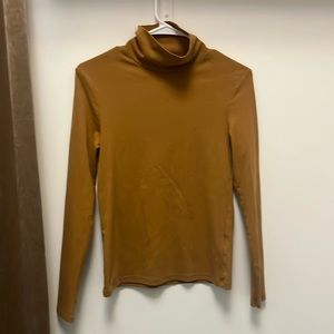 Uniqlo brown turtleneck in size XS